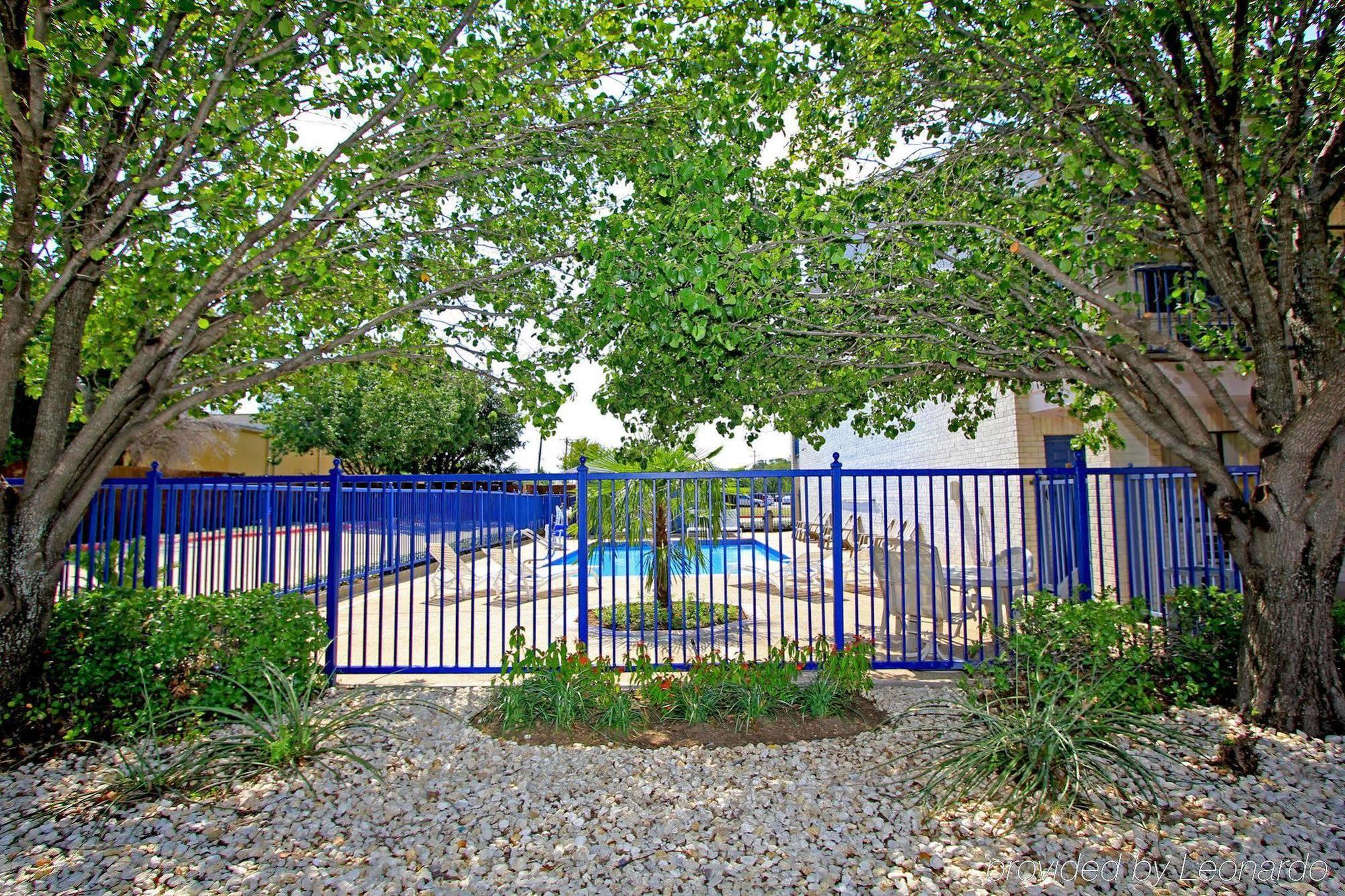 Days Inn By Wyndham Round Rock Exterior foto